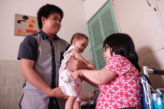 Những ngày sống trong lo sợ của cha mẹ bé gái có đôi mắt “xám tro” u ám - Ảnh 6.