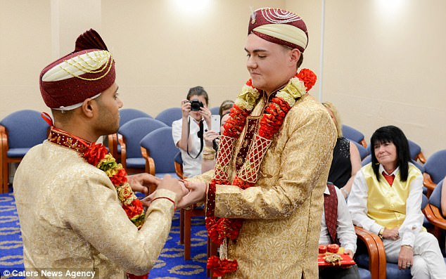 Đám cưới đồng tính Hồi giáo đầu tiên tại Anh: Cặp đôi từng muốn tự tử do bị kỳ thị và bắt nạt - Ảnh 4.