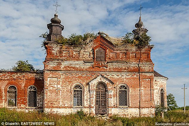 Chụp ảnh gợi cảm trong nhà thờ đổ nát: Người mẫu Nga có thể phải lĩnh án tù 3 năm - Ảnh 5.