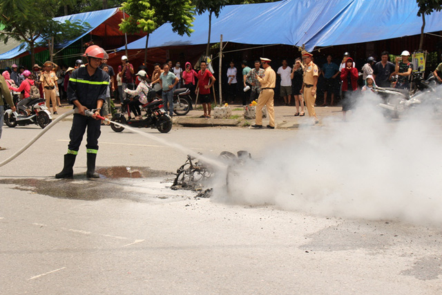 Hải Dương: Xe máy phát nổ, ba người thoát chết trong gang tấc - Ảnh 6.