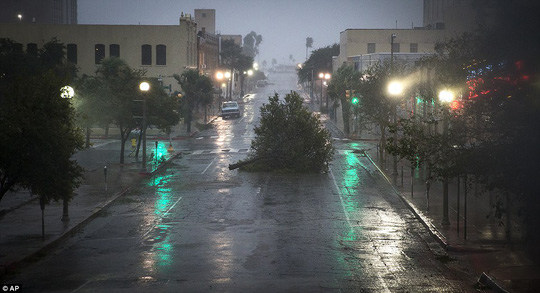 Cận cảnh đổ nát tại bang Texas sau siêu bão Harvey - Ảnh 6.