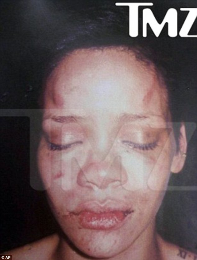 Rihanna và Chris Brown: Đấm nhau bầm mặt, rách môi vẫn khó lòng quên mối tình đầu đầy ngang trái - Ảnh 7.
