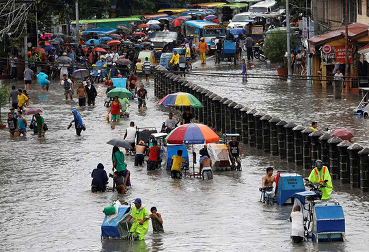 Bão vừa đổ bộ, người dân Philippines ngụp lặn trong nước lũ - Ảnh 6.