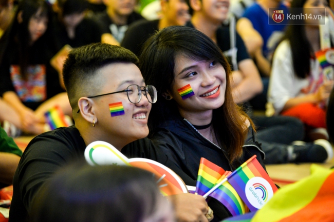 Khoảnh khắc hạnh phúc và những nụ hôn rực rỡ trong Ngày hội tự hào LGBT+ ở Sài Gòn và Hà Nội - Ảnh 20.