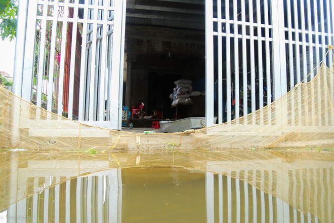 Hà Nội: Sau 1 tuần mưa lũ người dân huyện Mỹ Đức vẫn chèo thuyền vào nhà - Ảnh 6.