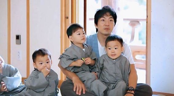 Ông bố quốc dân xứ Hàn và cách dạy 3 con sinh ba đến chuyên gia tâm lý cũng phải khen ngợi - Ảnh 6.