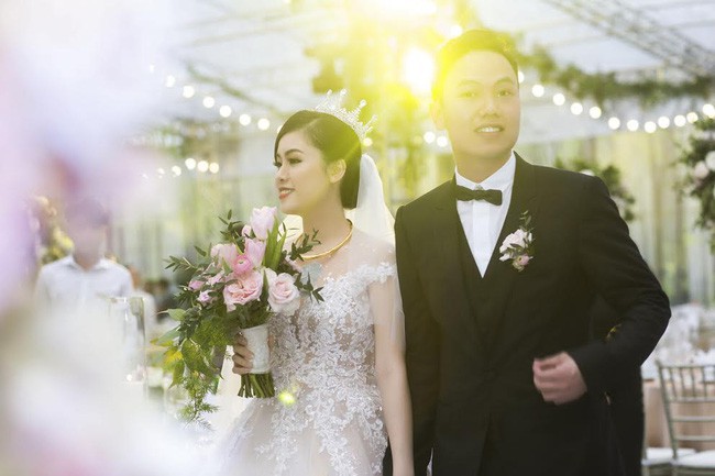 Ở Việt Nam cũng có những siêu đám cưới xa hoa, huy động hàng chục vệ sĩ để bảo vệ dàn khách mời toàn người nổi tiếng - Ảnh 7.