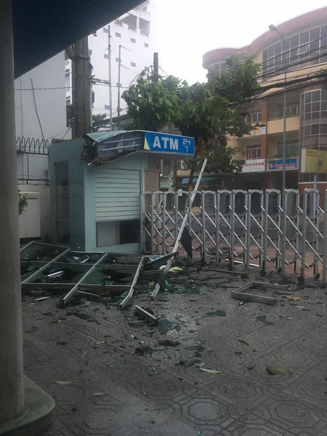Bão số 12 đã đổ bộ vào đất liền: Hàng nghìn nhà dân ở Khánh Hòa bị sập tường, bay mái - Ảnh 7.