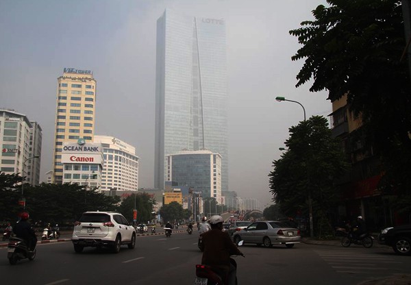 Sương mù dày đặc bao trùm toàn bộ TP Hà Nội, các phương tiện phải bật đèn chiếu sáng tránh va chạm - Ảnh 6.