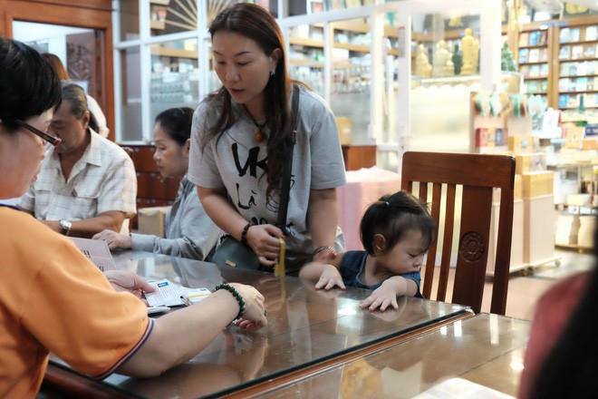 S&agrave;i G&ograve;n: Vợ dắt chồng, mẹ ẵm con g&aacute;i đi đăng k&yacute; hiến tạng cứu người - Ảnh 6.