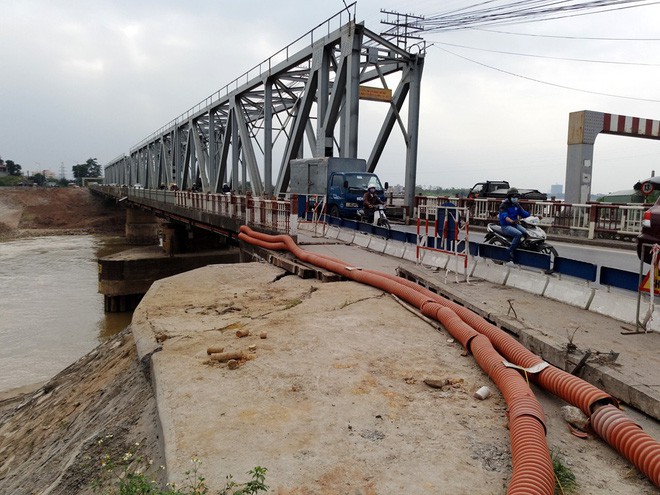 Hà Nội: Vết nứt chạy dài dưới chân cầu Đuống, người dân phải bỏ nhà di tản vì lo sợ hà bá nuốt chửng - Ảnh 6.
