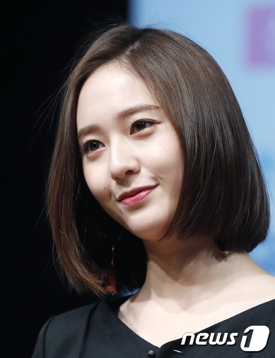 Nh&igrave;n loạt h&igrave;nh kh&iacute; chất nữ thần ngời ngời n&agrave;y, ai c&ograve;n d&aacute;m mạnh miệng bảo Krystal ng&agrave;y c&agrave;ng giống đ&agrave;n &ocirc;ng? - Ảnh 6.