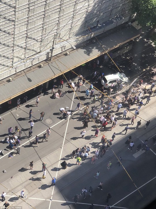 Úc: Xe điên lao vào đám đông, ít nhất 19 người bị thương - Ảnh 6.