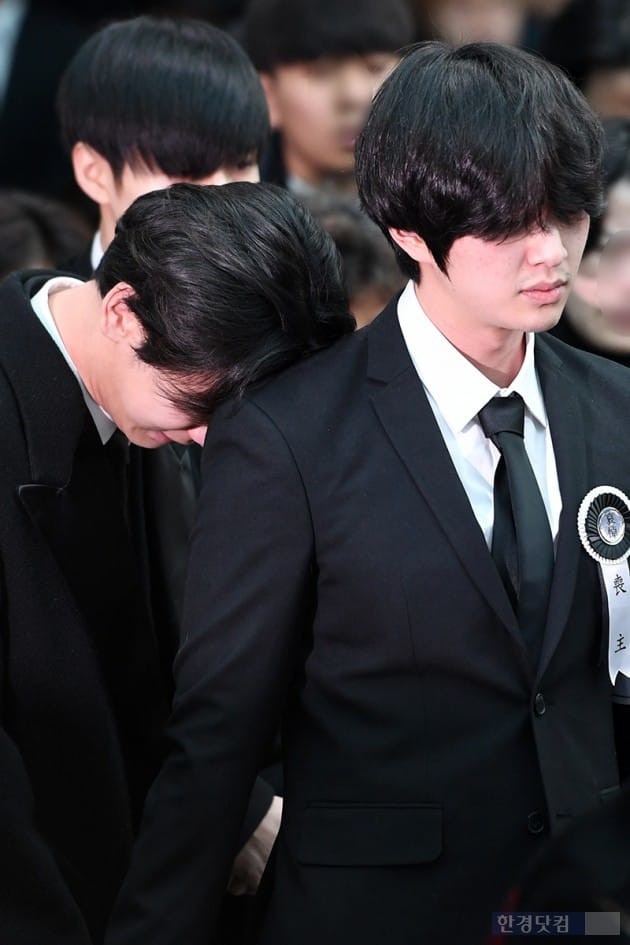 Sau đám tang Jonghyun (SHINee), dân mạng trước ném đá nay lại quay sang lo lắng cho Onew - Ảnh 6.