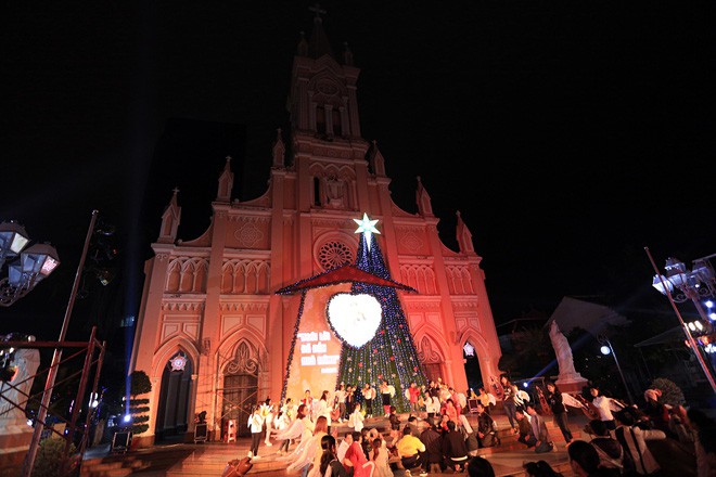 Dòng người đổ xô về trung tâm thành phố, không khí Noel rộn ràng khắp mọi nơi - Ảnh 5.