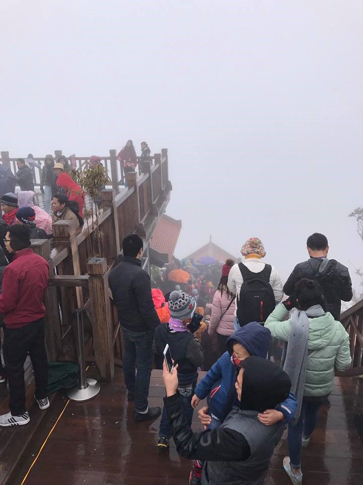 Sa Pa chìm trong biển người, 3 tiếng di chuyển được 30km - Ảnh 6.