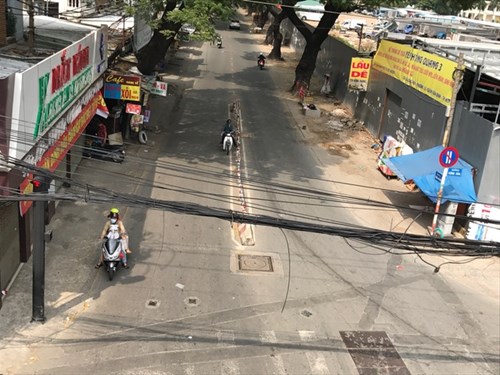 Một mình lưu thông, nhưng vẫn dừng đèn đỏ - Ảnh 7.
