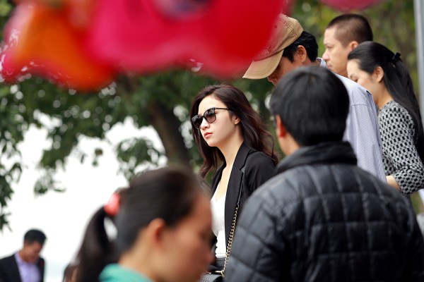 Tuấn Hưng li&ecirc;n tục bảo vệ b&agrave; x&atilde; bầu 8 th&aacute;ng giữa d&ograve;ng người đi lễ đầu năm - Ảnh 7.