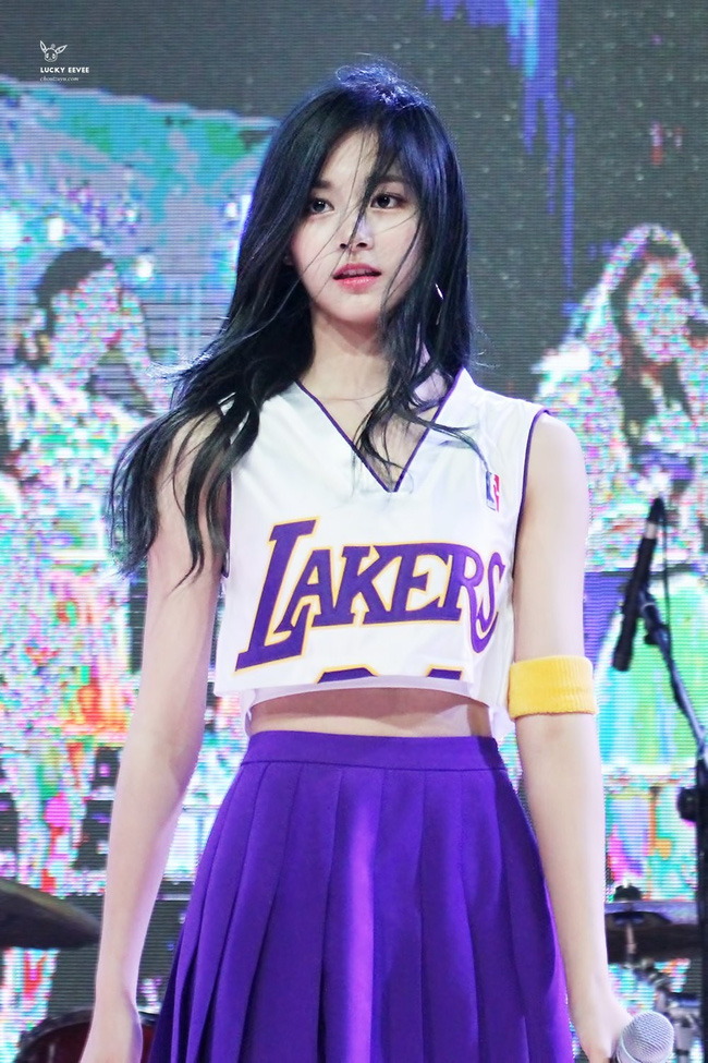 Đến Dispatch cũng b&oacute; tay kh&ocirc;ng chọn nổi Somi (I.O.I) hay Tzuyu (TWICE) đẹp hơn - Ảnh 8.