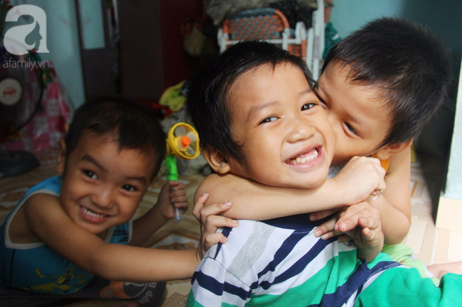 Người mẹ bán vé số vừa thất lạc đứa con út 3 tuổi đang mưu sinh nuôi 11 đứa con giữa Sài Gòn - Ảnh 7. Người mẹ bán vé số vừa thất lạc đứa con út 3 tuổi đang mưu sinh nuôi 11 đứa con giữa Sài Gòn - Ảnh 7.