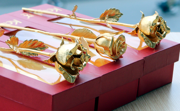 Đại gia chi hơn 800 triệu mua 4 bông hồng đúc vàng nguyên khối tặng bạn gái dịp 8/3 - Ảnh 7. Đại gia chi hơn 800 triệu mua 4 bông hồng đúc vàng nguyên khối tặng bạn gái dịp 8/3 - Ảnh 7.