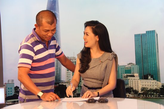 Đột nhập hậu trường trước giờ l&ecirc;n s&oacute;ng của MC VTV - Ảnh 7.