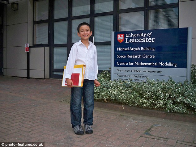 Mới 14 tuổi, cậu bé đã có công việc giảng dạy tại trường đại học danh tiếng bậc nhất nước Anh - Ảnh 1.