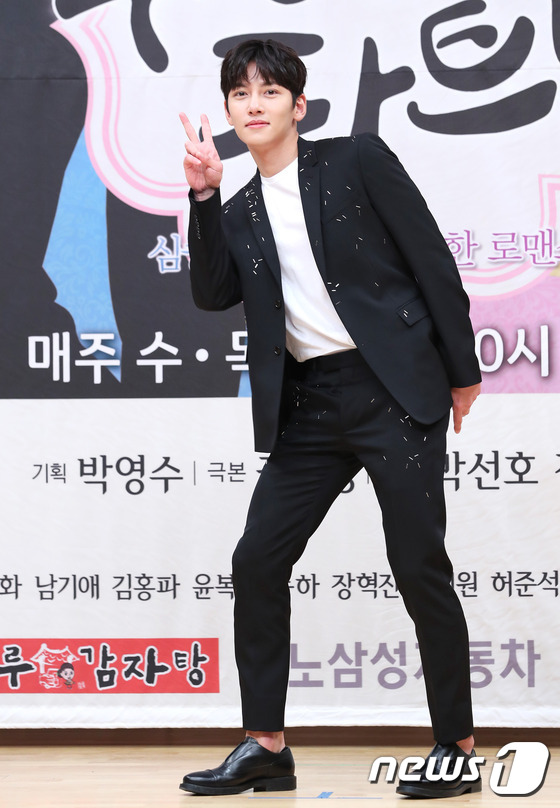 30 tuổi rồi Ji Chang Wook vẫn hớn, Nam Ji Hyun lột x&aacute;c ho&agrave;n to&agrave;n với v&aacute;y lấp l&oacute; ngực - Ảnh 5.