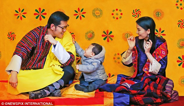 Ngày nào còn ẵm ngửa mà giờ đây, tiểu hoàng tử xứ Bhutan đã lớn thật rồi - Ảnh 3.