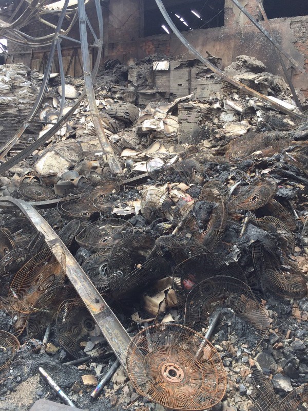 Lật đống đổ nát tìm nguyên nhân vụ cháy gần Cảng SG - Ảnh 7.