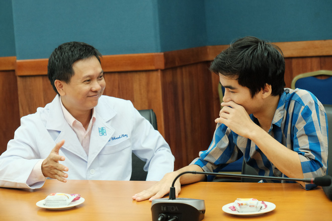 Mẹ chàng trai mang dị dạng mạch máu hiếm gặp: “Tôi gần như ngã quỵ khi nghe con sẽ nằm liệt giường suốt đời - Ảnh 7.