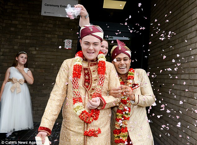 Đám cưới đồng tính Hồi giáo đầu tiên tại Anh: Cặp đôi từng muốn tự tử do bị kỳ thị và bắt nạt - Ảnh 2.