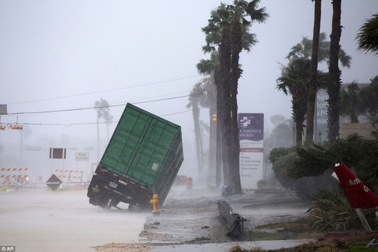 Cận cảnh đổ nát tại bang Texas sau siêu bão Harvey - Ảnh 7.
