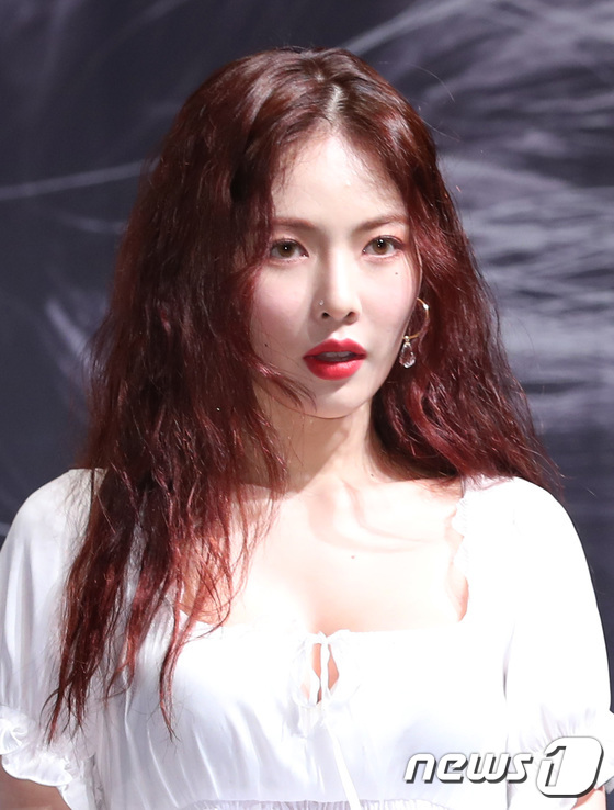 Mặt vừa trắng bệch vừa đơ cứng, Hyuna vẫn hút truyền thông nhờ body nóng bỏng ngày trở lại - Ảnh 8.