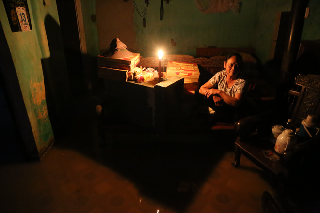 Chùm ảnh: Cuộc sống trên giường, dưới nước của dân vùng lũ ở Hà Nội - Ảnh 8.