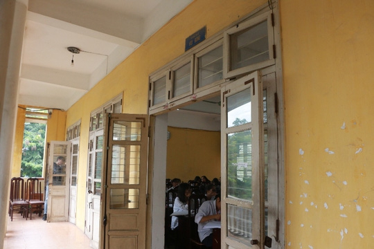 Bên trong ngôi trường học sinh phải đội mũ bảo hiểm ngồi học - Ảnh 7.