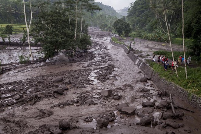 N&uacute;i lửa Agung tiếp tục phụt cột kh&oacute;i cao 4000m bất kể ng&agrave;y đ&ecirc;m: Những th&ocirc;ng tin mới nhất - Ảnh 7.
