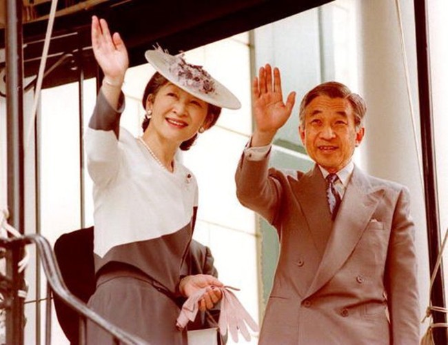 Nhà vua và Hoàng hậu Nhật Bản, mối tình hoàng tộc - thường dân, 60 năm đến đầu bạc và vẫn muốn yêu mãi mãi - Ảnh 7.