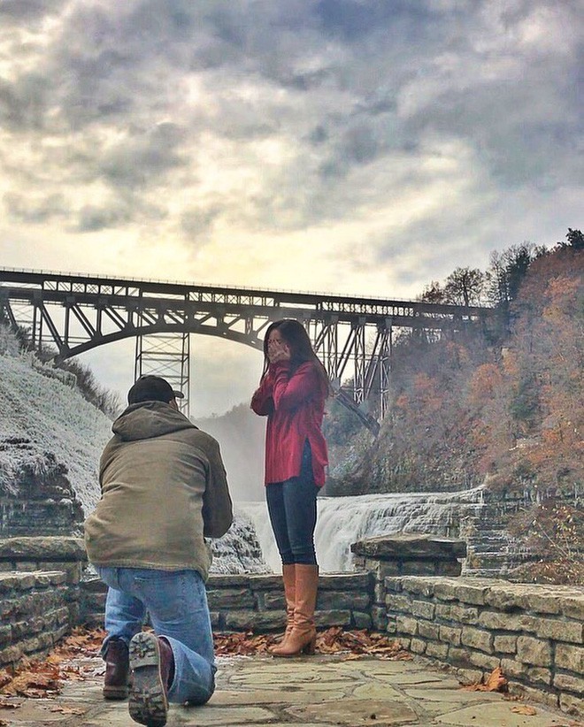 Những &ldquo;phi vụ&rdquo; cầu h&ocirc;n bất ngờ ấn tượng nhất mạng x&atilde; hội thế giới năm 2017 - Ảnh 7.