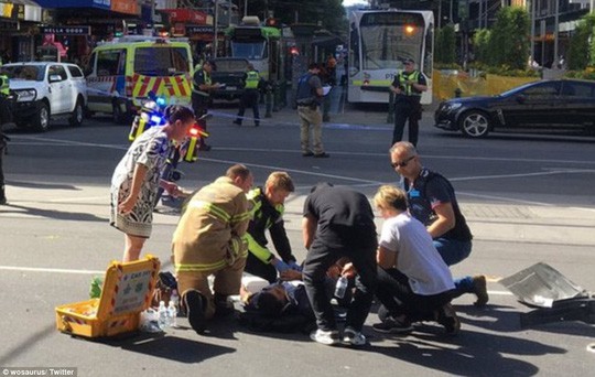 Úc: Xe điên lao vào đám đông, ít nhất 19 người bị thương - Ảnh 7.