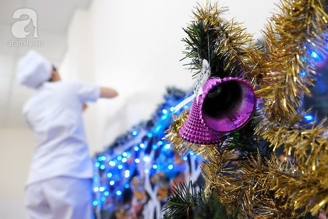 Những em b&eacute; &ldquo;nằm tr&ecirc;n ngực mẹ&rdquo; đ&oacute;n Gi&aacute;ng sinh đầu ti&ecirc;n ấm &aacute;p trong bệnh viện - Ảnh 7.