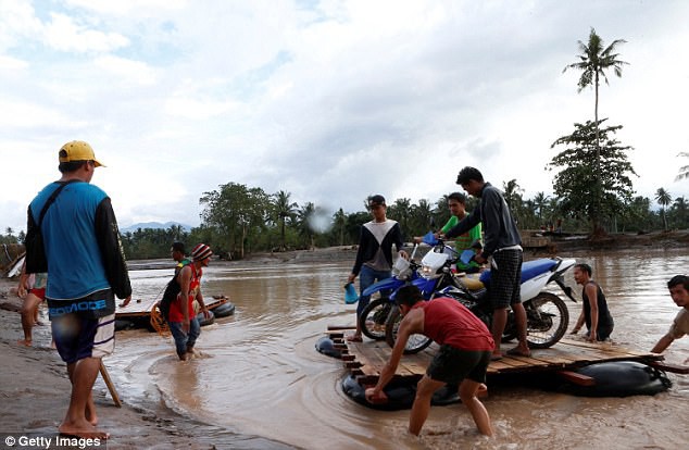 Bão Tembin: Đang buộc lại thuyền trên bờ sông, một người đàn ông bị cá sấu dìm xuống nước và ăn thịt - Ảnh 4.