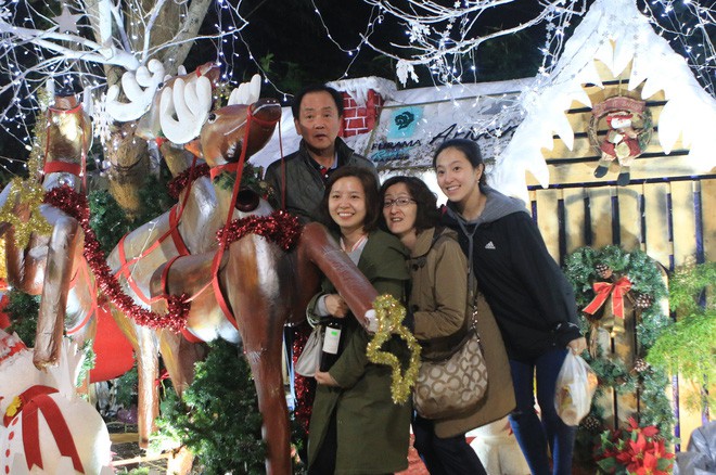 Dòng người đổ xô về trung tâm thành phố, không khí Noel rộn ràng khắp mọi nơi - Ảnh 6.