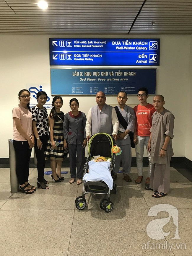 Lùm xùm vụ trục lợi tiền ủng hộ bé bị não úng thủy chữa trị tại Singapore, tình nguyện viên và sư thầy lên tiếng - Ảnh 8.