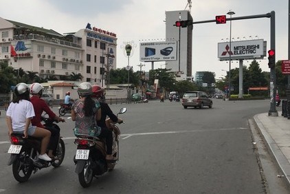 Một mình lưu thông, nhưng vẫn dừng đèn đỏ - Ảnh 8.