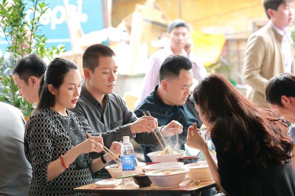 Tuấn Hưng li&ecirc;n tục bảo vệ b&agrave; x&atilde; bầu 8 th&aacute;ng giữa d&ograve;ng người đi lễ đầu năm - Ảnh 8.