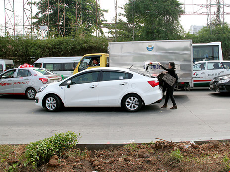 Kẹt xe ở Tân Sơn Nhất, khách bỏ xe chạy bộ vì sợ trễ - Ảnh 8.