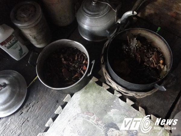 Chị Dậu ở hồ Thủy điện H&ograve;a B&igrave;nh: B&aacute;n đ&agrave;n ch&oacute; kh&ocirc;ng đủ tiền chữa bệnh - Ảnh 7.