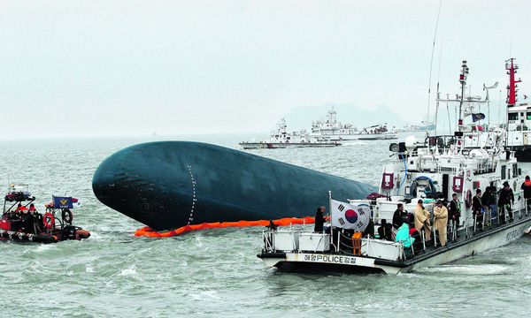 Loạt hình ám ảnh trong thảm kịch chìm phà Sewol cướp đi sinh mạng của gần 300 học sinh ở Hàn Quốc 3 năm trước - Ảnh 8.