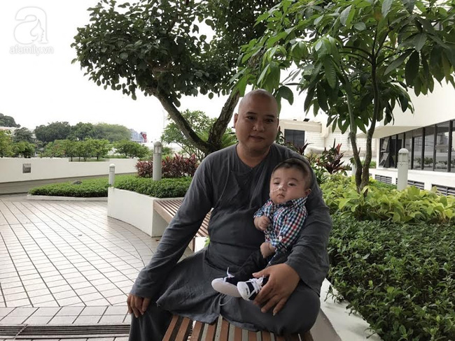 Bé Phạm Đức Lộc phục hồi diệu kỳ, não phát triển và chuẩn bị xuất viện tại Singapore - Ảnh 8.